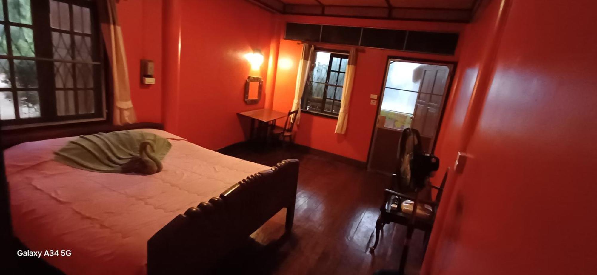 Crossroads House Hotel Мае Хонг Сон Екстериор снимка
